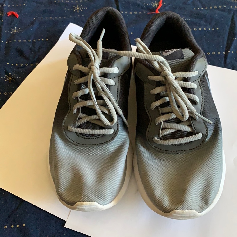 Grey Nike boys size 6Y